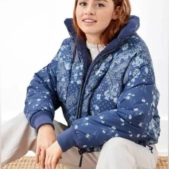 COPY - American Eagle Chill Blue Paisley Floral Reversible Puffer Jacket - Picture 1 of 12